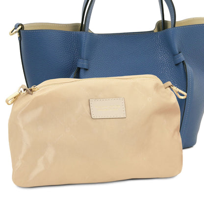 Blue pele martelada tote with two handles and a beige zip pouch in front