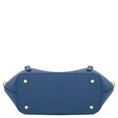 Vista inferior of blue Legame bag with tachas douradas on each corner.