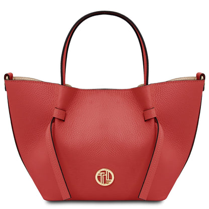 Rojo Legame bolso pequeño de piel with dos asas superiores and a emblema dorado on the front.