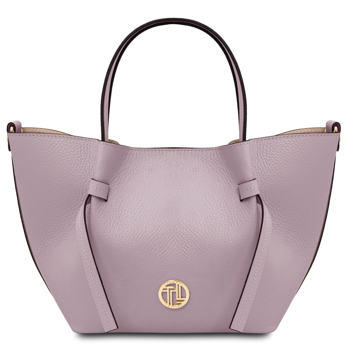 Vista frontal of lavanda Legame leather handbag with asa superior and emblema dorado on the front