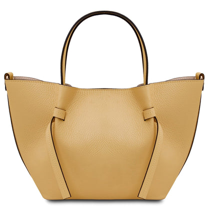 Light cuero Legame bolso pequeño de piel with dos asas superiores and a long shoulder strap, logo dorado on front.