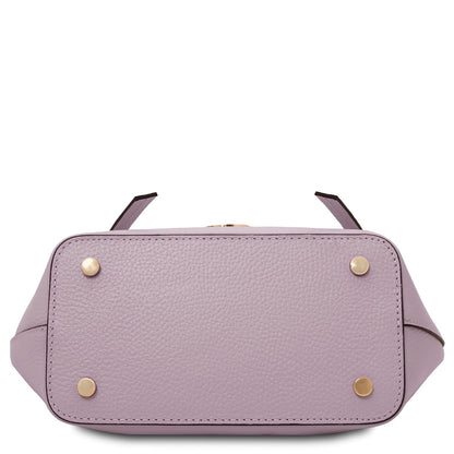 Vista inferior of Legame lavanda leather handbag showing four patas doradas.