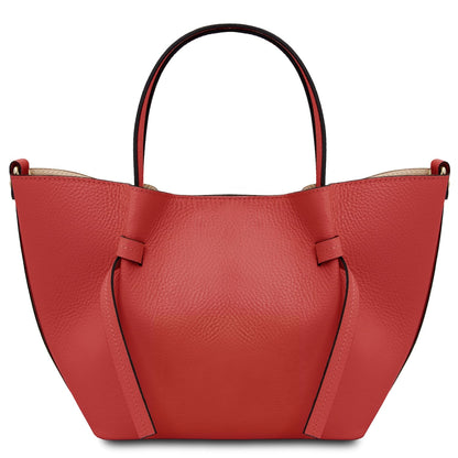 Vista frontal of red leather handbag with curved sides and dos asas superiores.