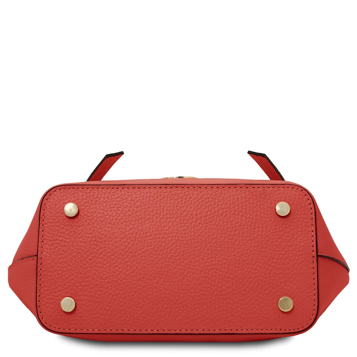 Vista inferior of red Legame leather handbag small size with four tachuelas doradas