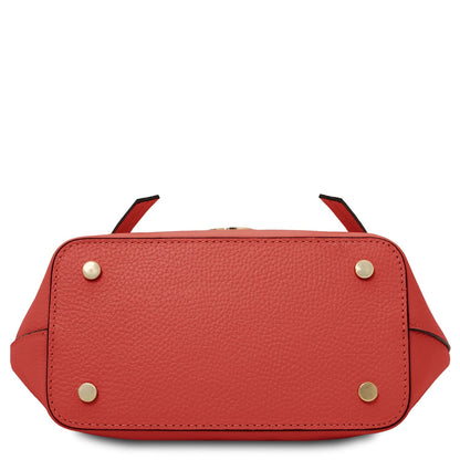 Vista inferior of red Legame leather handbag small size with four tachuelas doradas