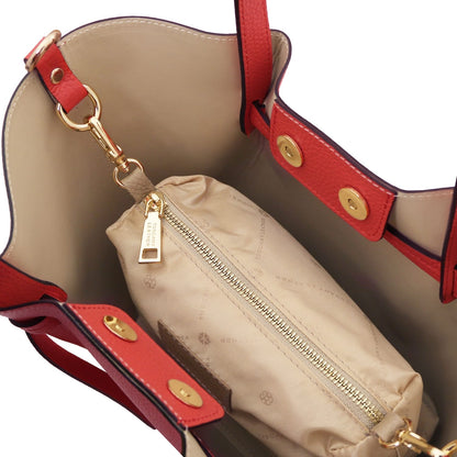 Vista interior of red Legame leather handbag with forro beige and a zip pouch inside