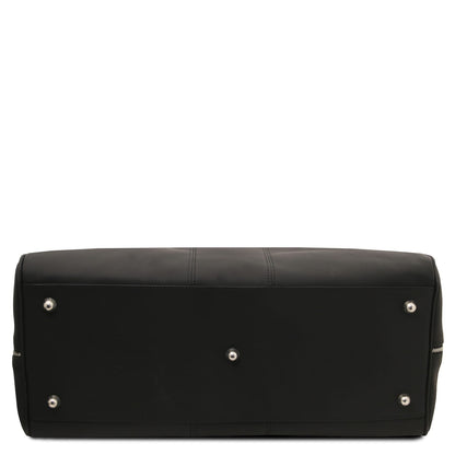 Vue du dessous of black Lisbona travel leather duffle bag with metal feet