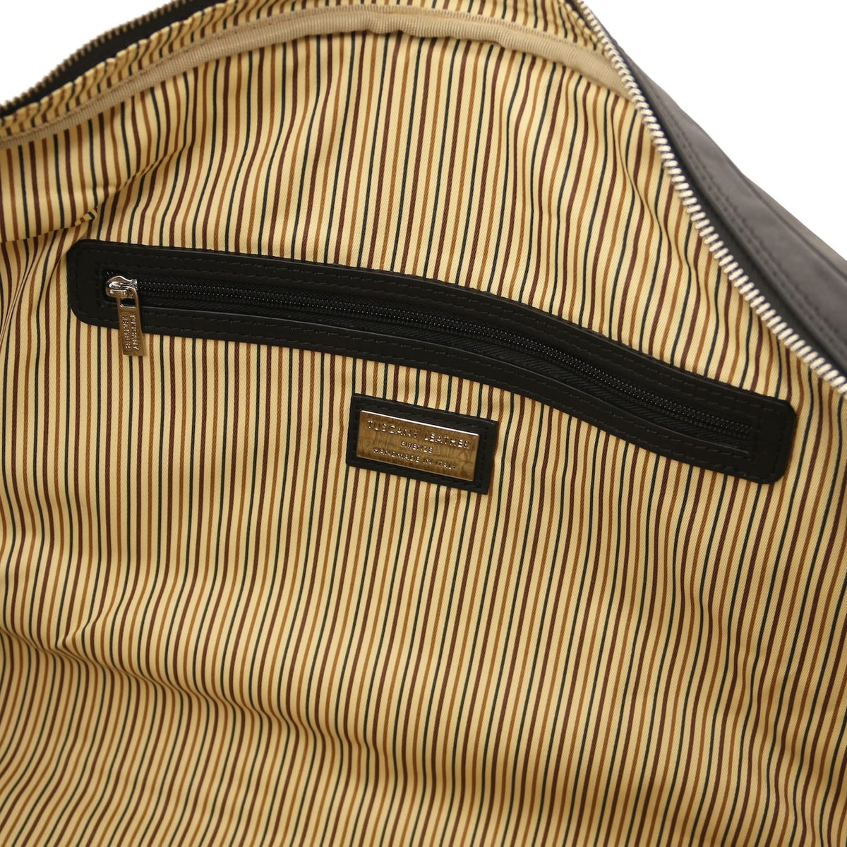 Lisbona large travel leather duffle interior with beige and brown striped lining and a poche zippée.