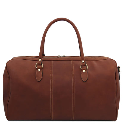 Vue de face du grand sac de voyage Lisbona en cuir brun riche avec deux poignées et détails couleur laiton