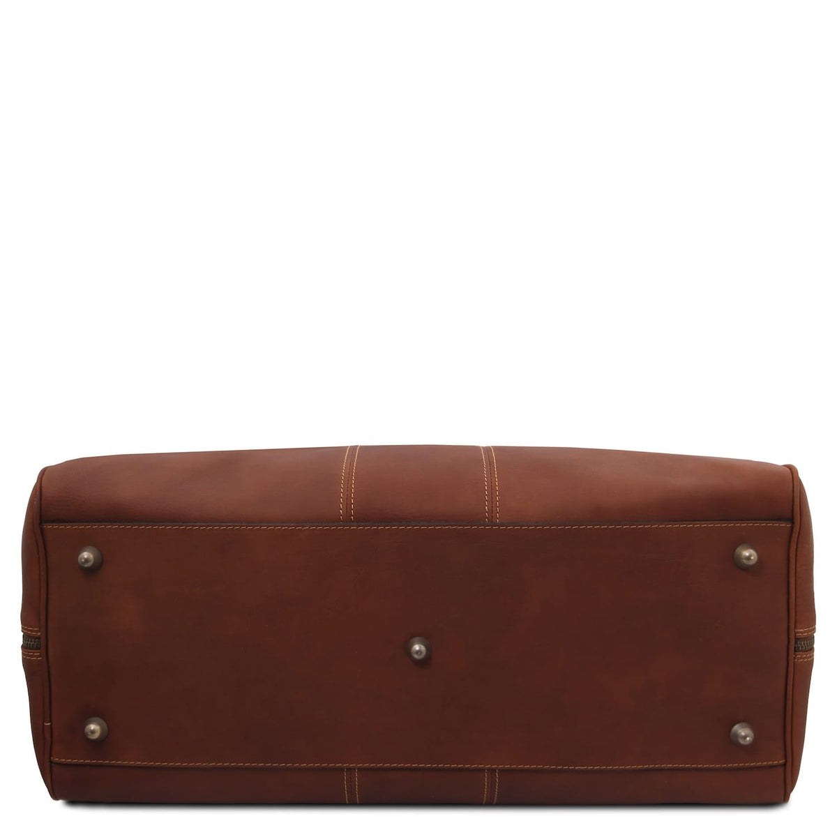 Vue du dessous of brown leather travel duffle with metal feet and stitching.