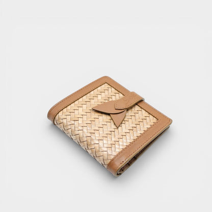 Lumi - Hewoven Leather Wallet | Marrone & Taupe featuring woven leather con smooth taupe edges e a leather strap closure detail.