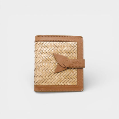 Lumi - Hewoven Leather Wallet | Marrone & Taupe con woven texturosso leather e smooth marrone leather trim securosso by a tab closure