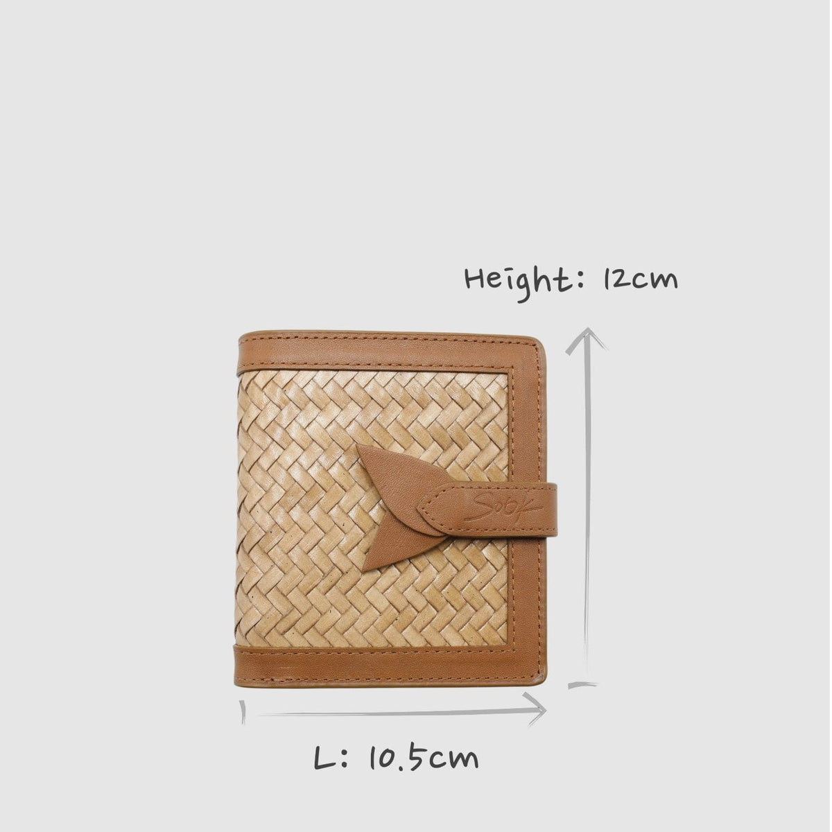 Lumi - Hewoven Leather Wallet | Marrone & Taupe con woven leather front, smooth marrone trim, e leather tab closure shown con size dimensions.