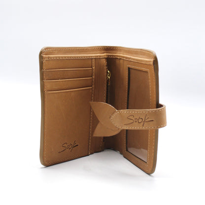 Lumi - Hewoven Leather Wallet | Taupe & Caffè showing open wallet con multiple card slots, ID window, e smooth leather strap closure