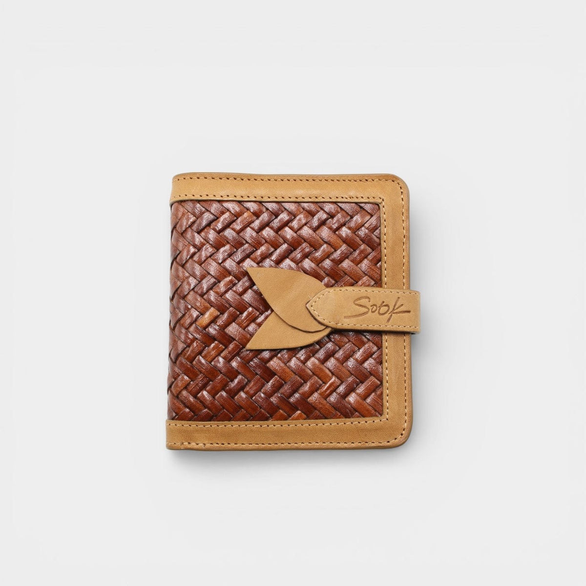 Lumi - Hewoven Leather Wallet | Taupe & Caffè con woven coffee leather front e smooth taupe leather trim securosso by a leather tab closure.