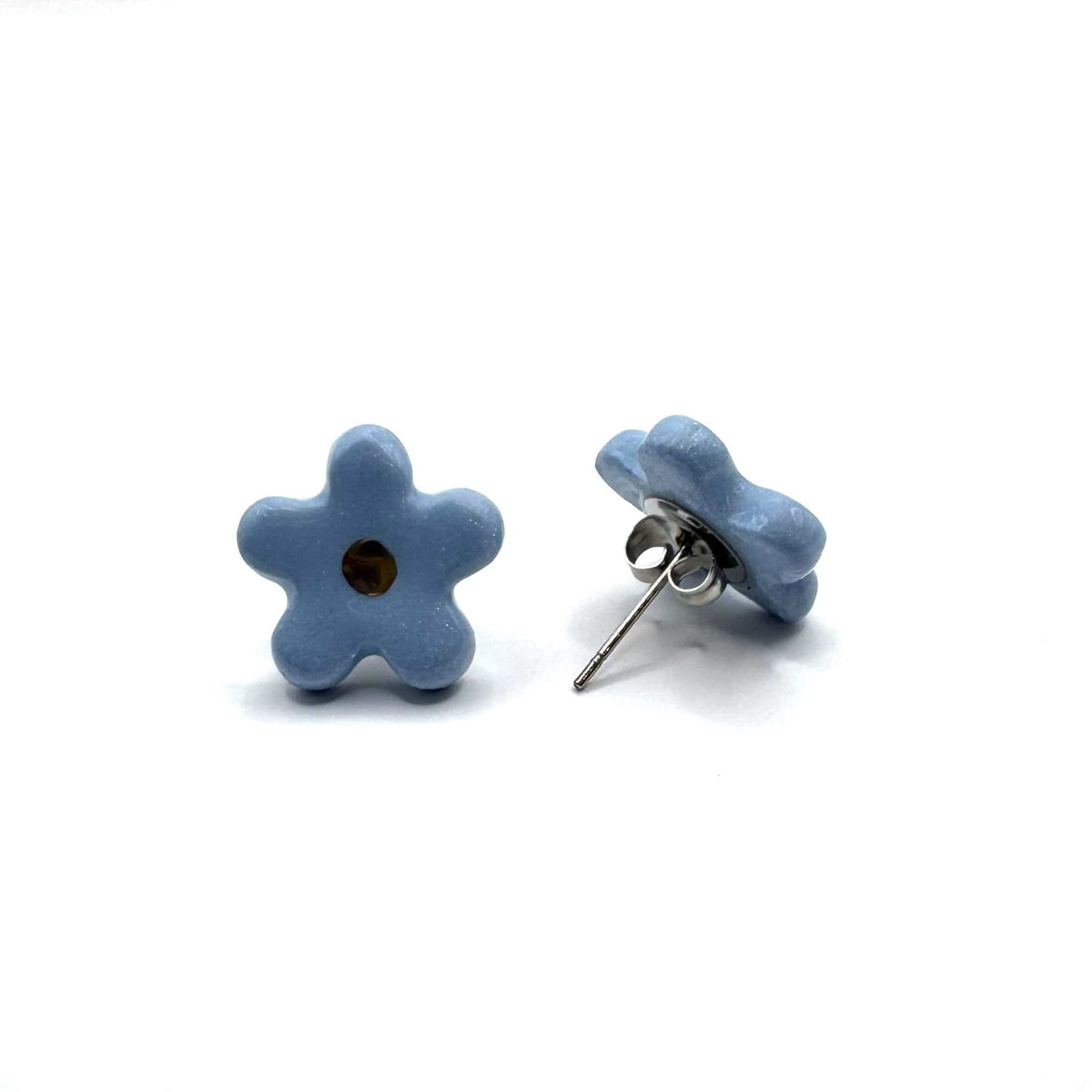 Margherita azul claro floral ceramic stud earrings with golden detail