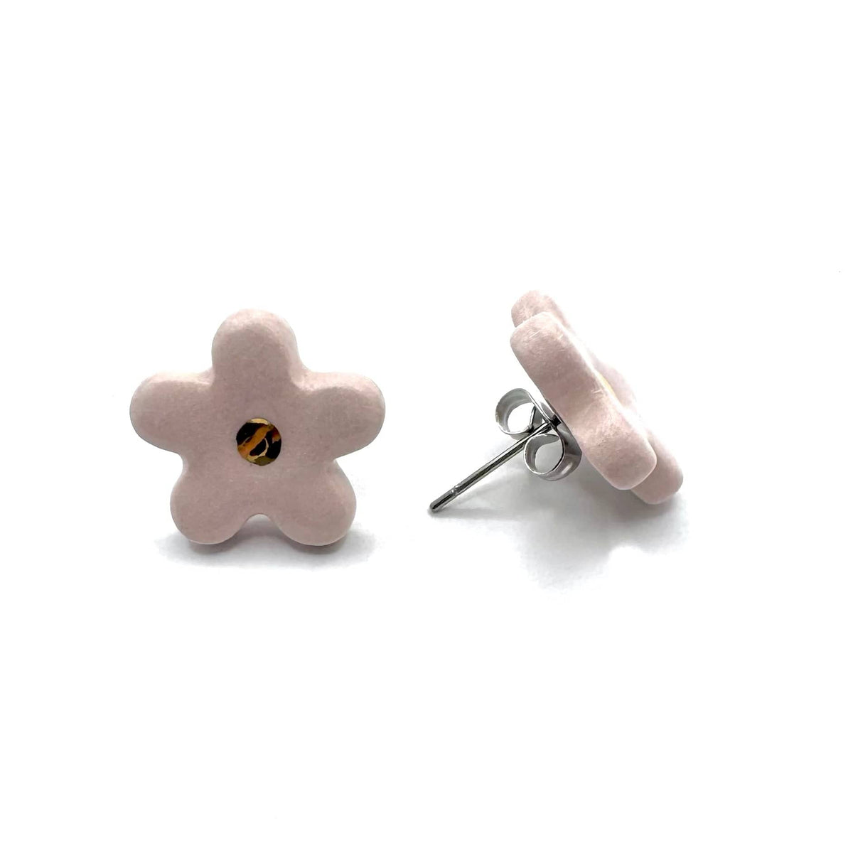 Roze ceramic flower stud with a gold center