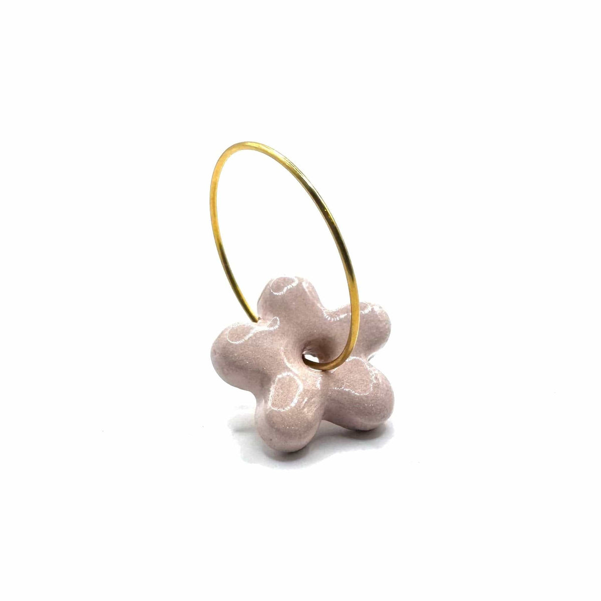 Vue latérale of pink floral ceramic dangle earring on a gold hoop
