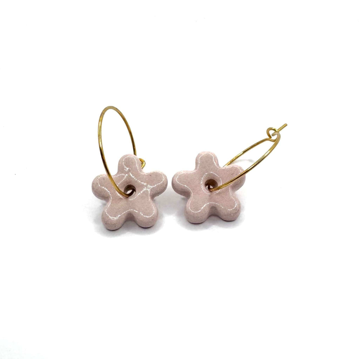 Rose floral ceramic flower earrings with thin gold hoops sur fond blanc