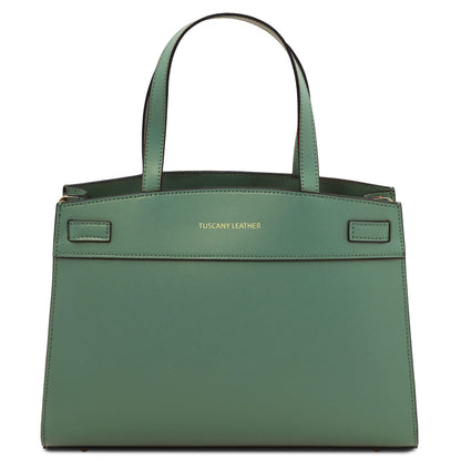 Verde leather handbag with 'Tuscany Leather' branding sobre fondo blanco
