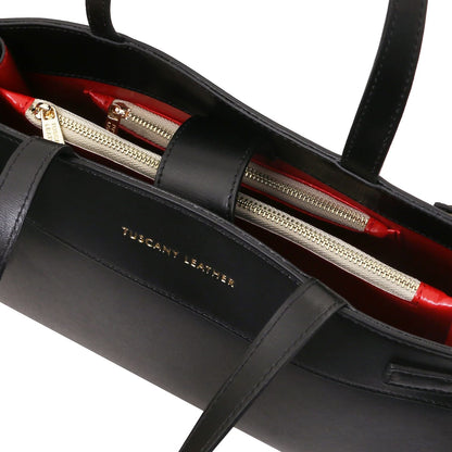 Interior of Musa handbag with red lining and cremalleras doradas and organized compartments