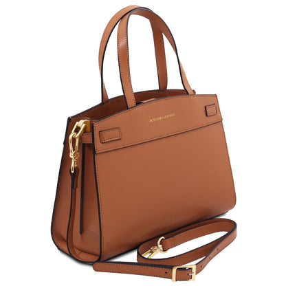 Musa Bolso de piel italiana in cuero with dos asas superiores, a removable strap, and herrajes dorados.