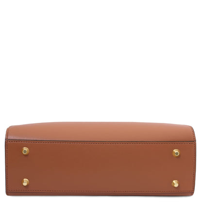 Vista inferior of Musa handbag showing four patas doradas.