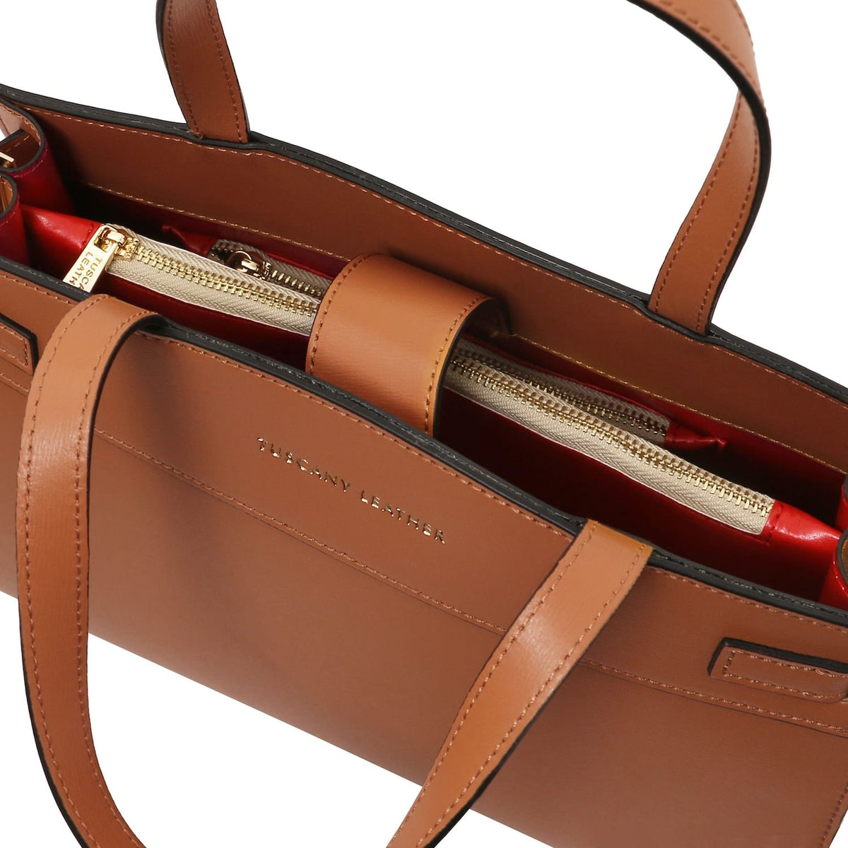 Interior of Musa handbag with cremallera dorada pocket and red lining.