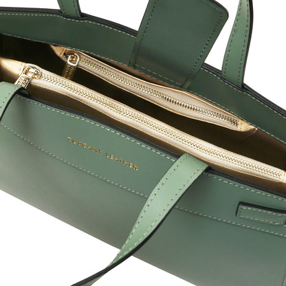 Verde Musa Bolso de piel italiana with cremalleras doradas and beige interior showing two zip compartments.