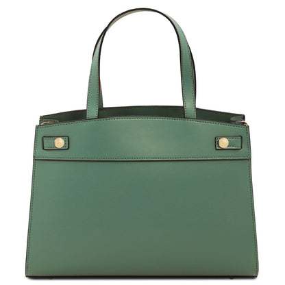 Musa Bolso de piel italiana in sage green shown from the front with dos asas superiores and herrajes dorados