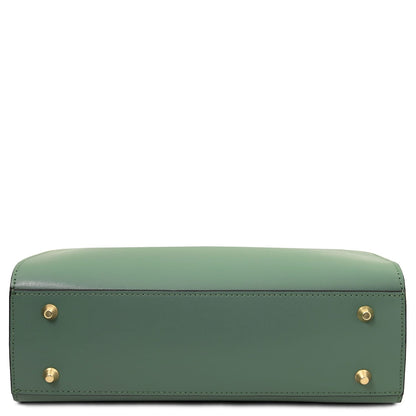 Vista inferior of Musa Bolso de piel italiana in sage green with four gold-tone feet
