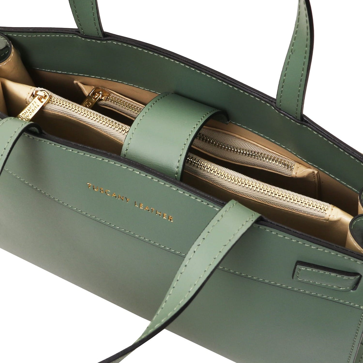 Verde leather handbag with cremallera dorada sobre fondo blanco