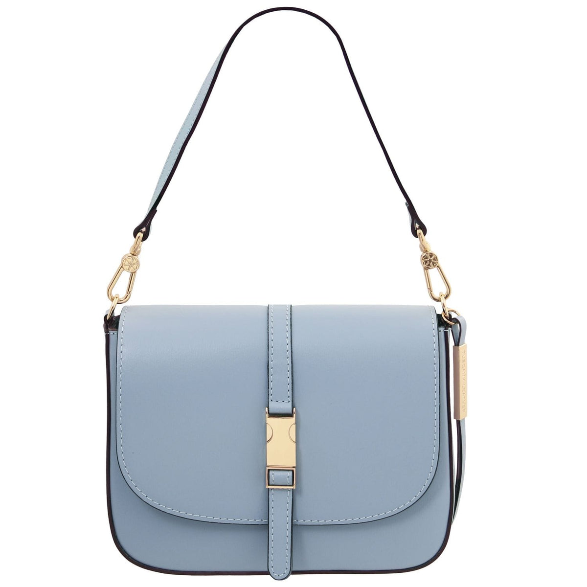 Azul claro handbag with a gold clasp sobre fondo blanco