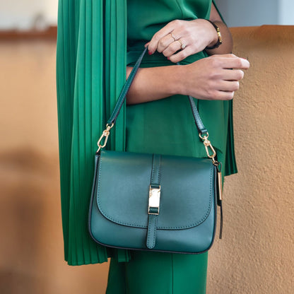 Nausica verde azulado blue leather shoulder bag with herrajes dorados and correa ajustable worn on the model’s shoulder
