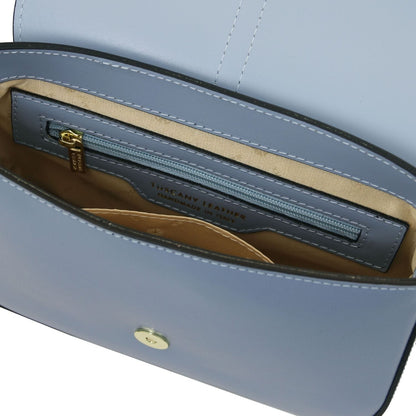 Vista interior of Nausica bag showing forro beige and a blue bolsillo con cremallera with gold pull