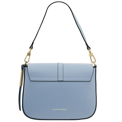 Nausica azul claro bolso de hombro de piel italiana with flap front and herrajes dorados