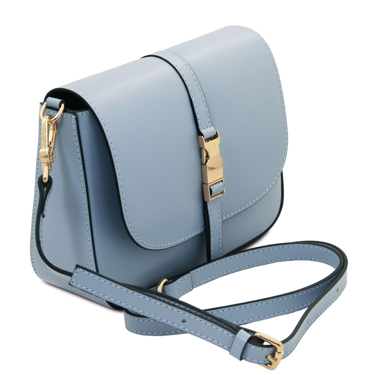 Nausica azul claro leather shoulder bag with herrajes dorados and correa ajustable sobre fondo blanco