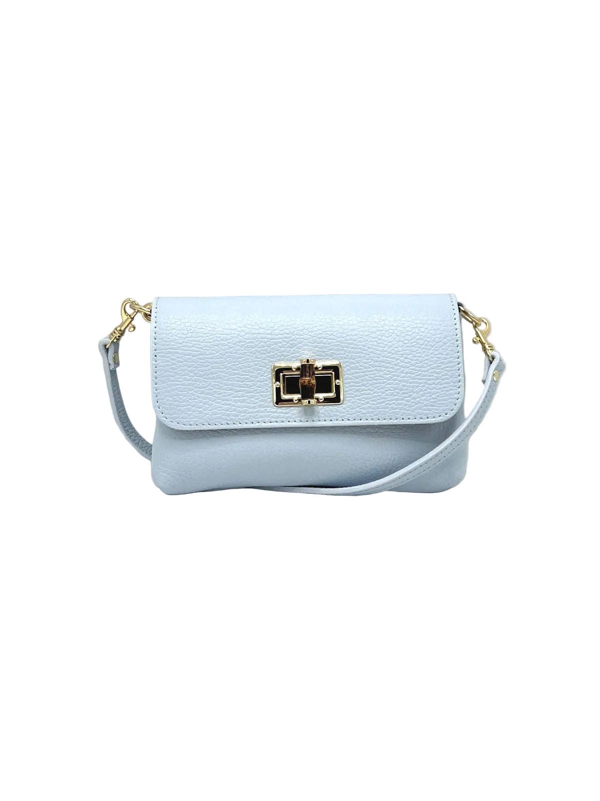 Azzurro pelle martellata crossbody bag con a gold chain strap e accessori metallici color oro.