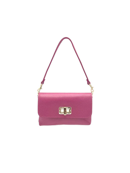 Rosa hebag con a gold clasp su sfondo bianco