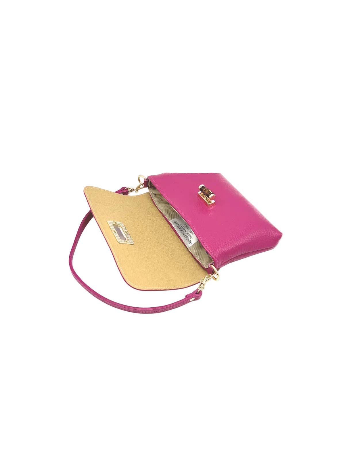 Fuchsia rosa clutch hebag con beige interior su sfondo bianco
