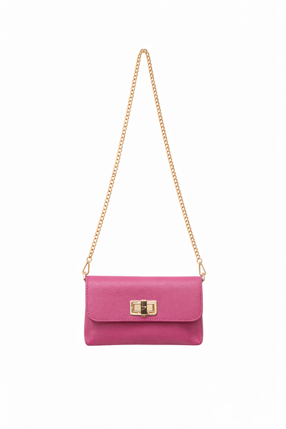 Magenta pelle martellata shoulder bag con a gold chain strap e a chiusura girevole color oro.