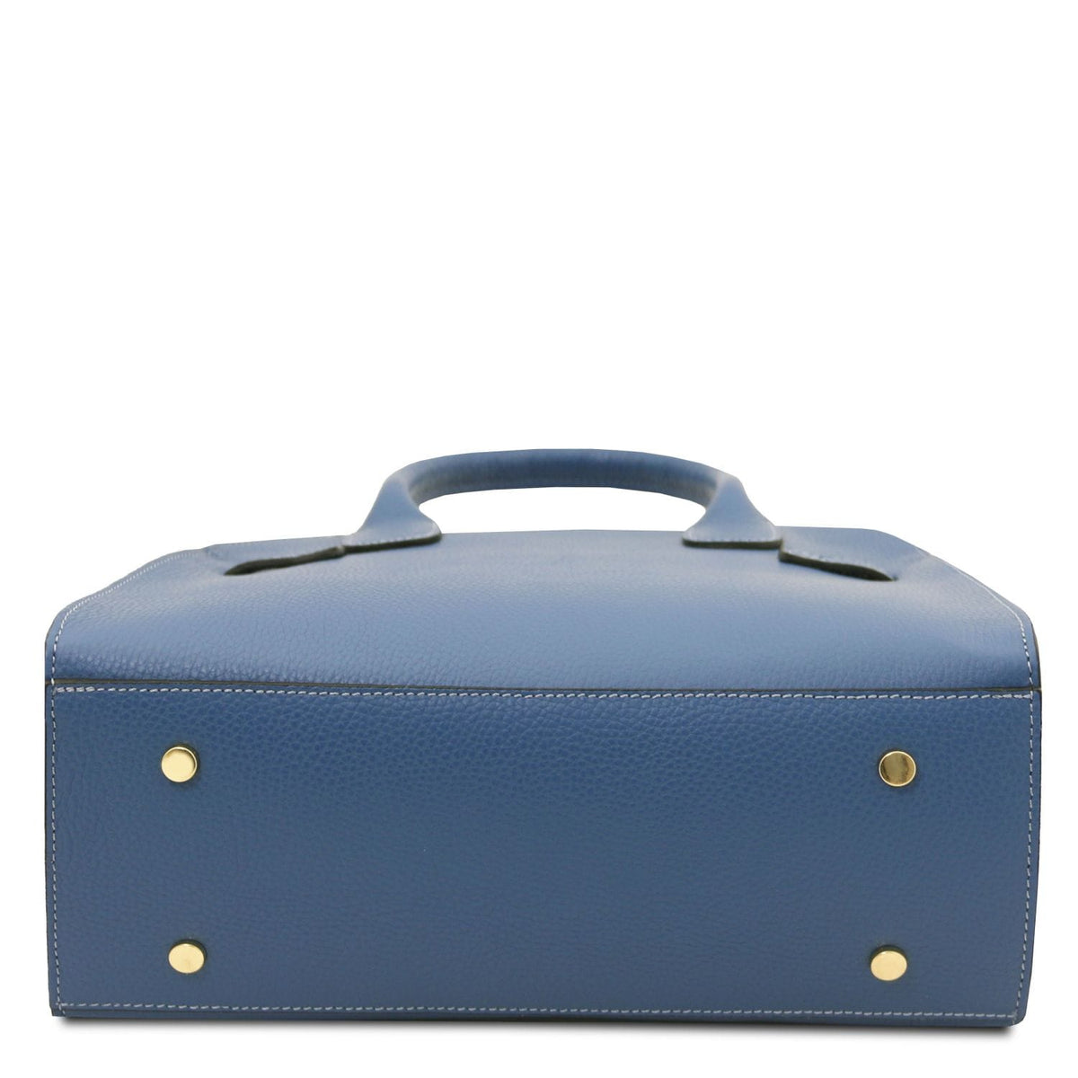 Blue pebbled bolso tote de piel italiana bag base with four gold metal protective feet and detailed contrasting stitching.