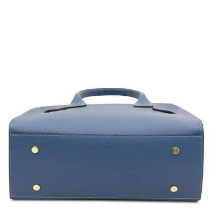 Blue pebbled bolso tote de piel italiana bag base with four gold metal protective feet and detailed contrasting stitching.