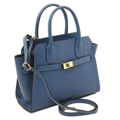 Blue piel granulada tote with dos asas superiores and a correa extraíble con a gold front turnlock.