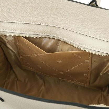 Interior of beige leather tote with forro color cuero and a bolsillo con cremallera