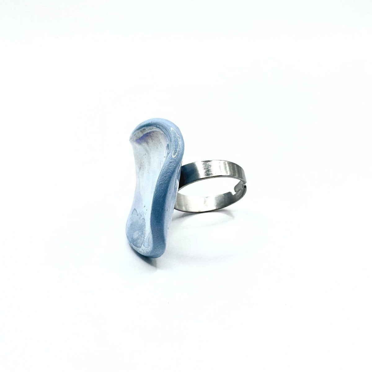 Hecrafted azzurro ceramic ring con curved pebble shape e a silver be
