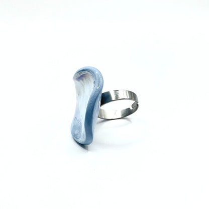 Hecrafted azzurro ceramic ring con curved pebble shape e a silver be
