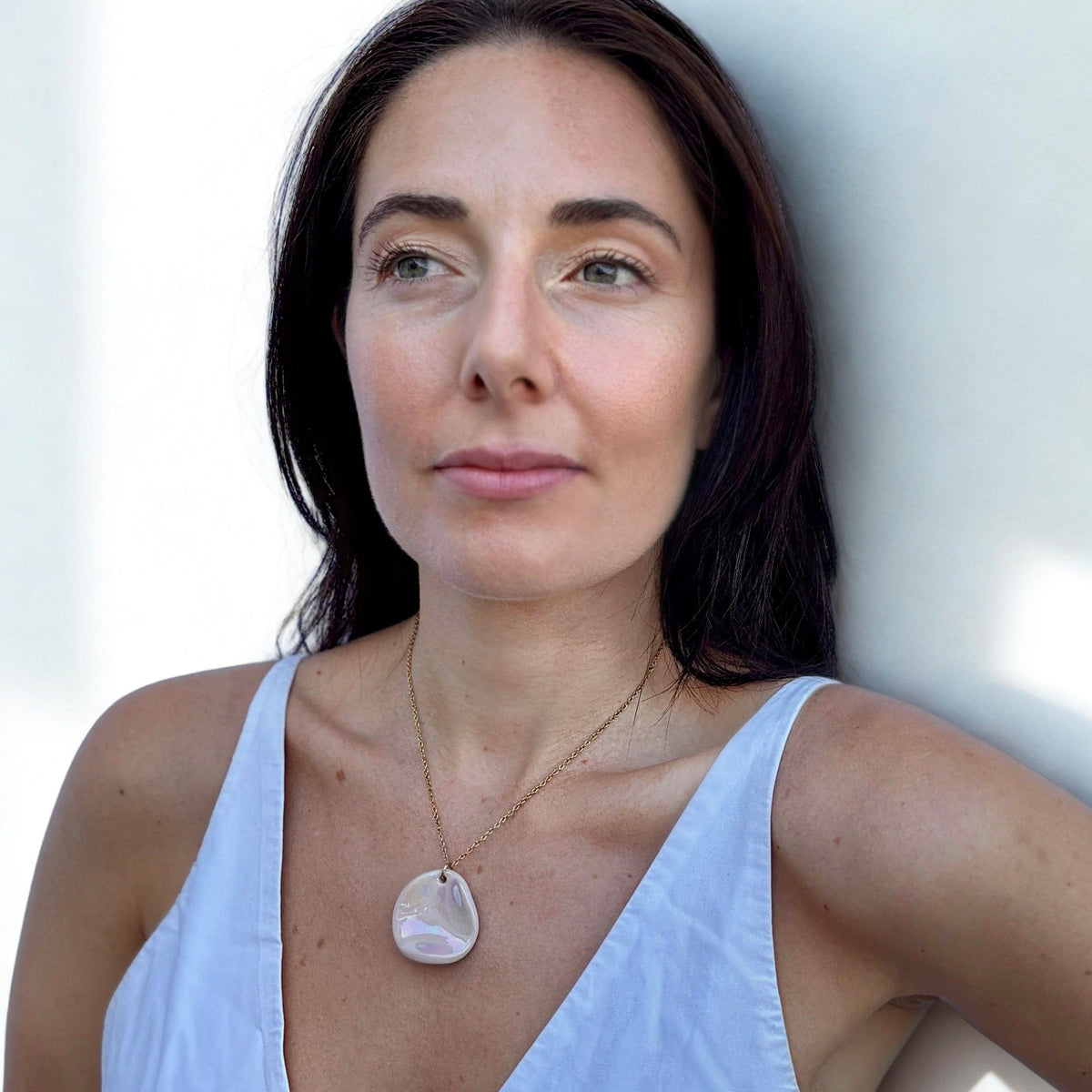 Mannequin porcognact the Perla handcrafted pearl pink ceramic necklace on a delicate gold chain
