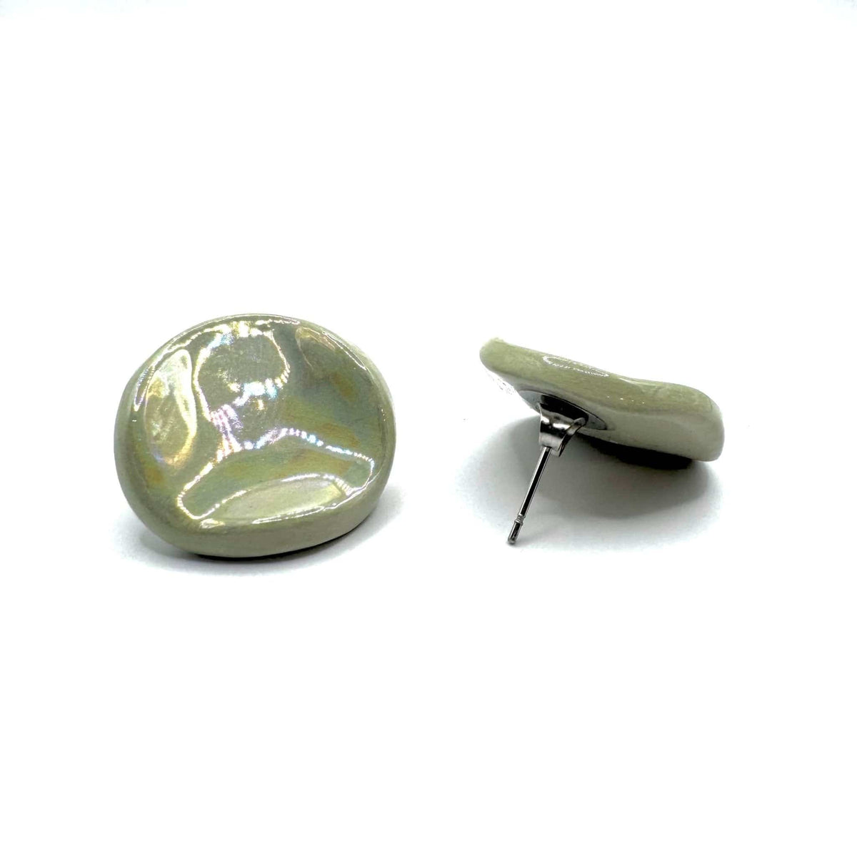 Sage-verde glazed ceramic stud earring con silver post e back