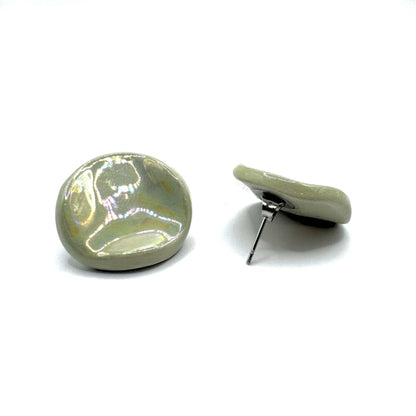 Sage-verde glazed ceramic stud earring con silver post e back